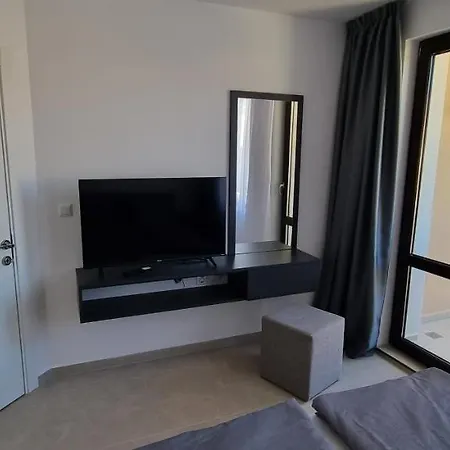 Balcony Bliss: The Black Sea Pearl Apartament *
