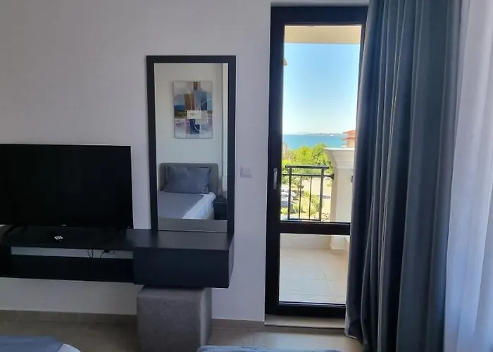 Balcony Bliss: The Black Sea Pearl Apartman *