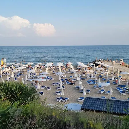 Balcony Bliss: The Black Sea Pearl 公寓 *
