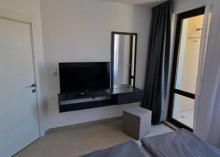 Balcony Bliss: The Black Sea Pearl Apartman *